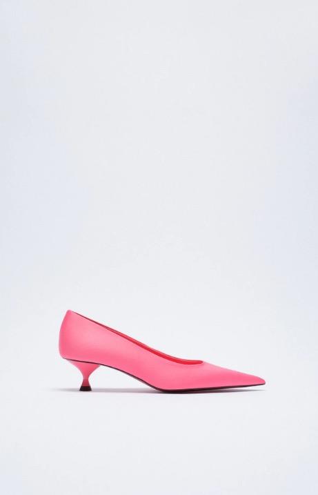 Zapatos rosas fucsia de tacón bajito de Zara