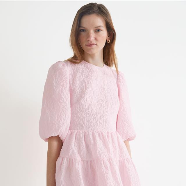 El vestido rosa para primavera más bonito está en &OtherStories