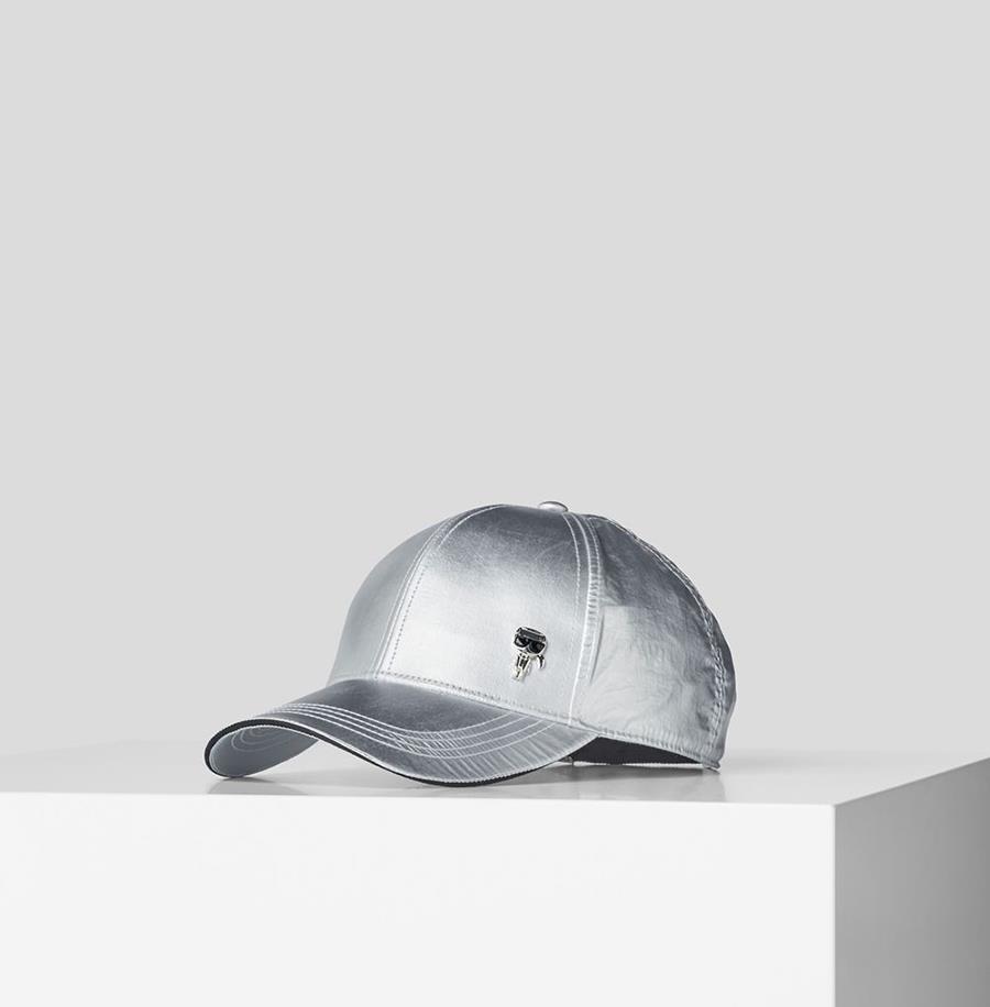 Gorra metalizada de Karl Lagerfeld