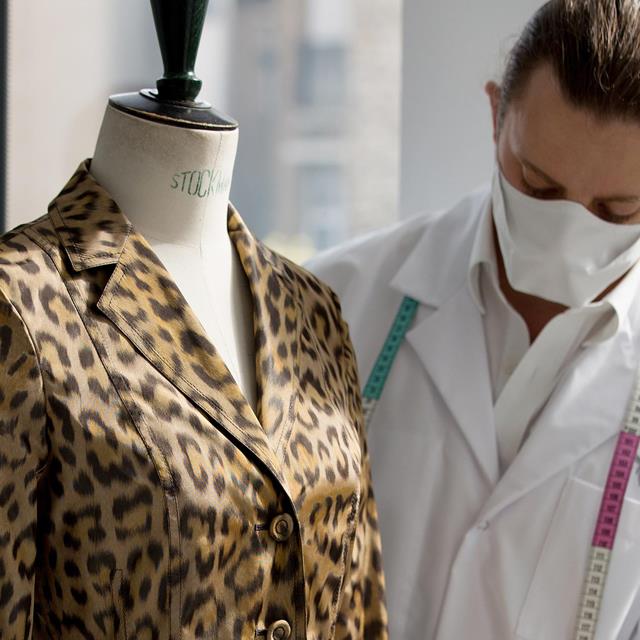 La chaqueta más icónica de la moda regresa con estampado de leopardo (y se convertirá en tu nuevo objeto de deseo)