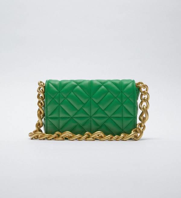 Bolso verde acolchado de Zara