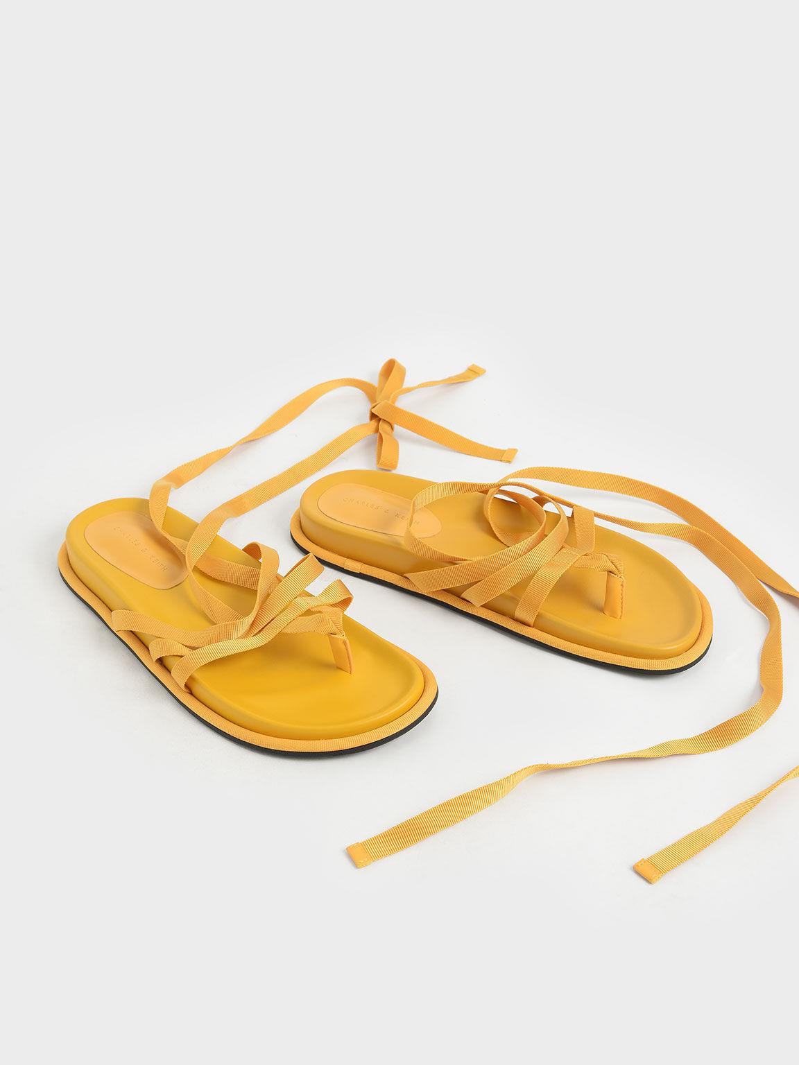 Sandalias planas amarillas anudadas al tobillo, de Charleskeith