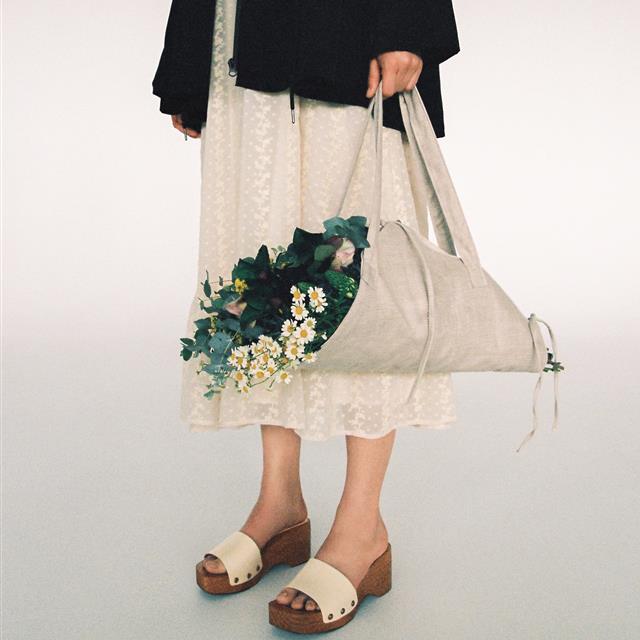 Alerta tendencia: vas a querer ir a floristería solo para estrenar este bolso 'portaflores' de Zara