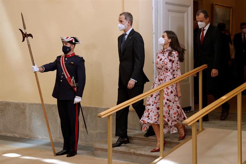 La reina Letizia, con vestido de flores camisero de Hugo Boss