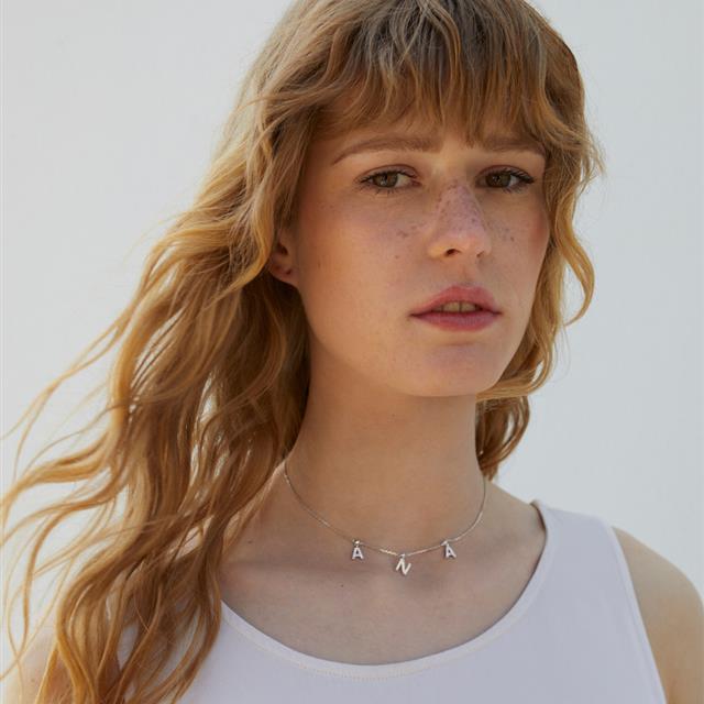 El mítico collar personalizado de Carrie Bradshaw será el accesorio TOP de este verano