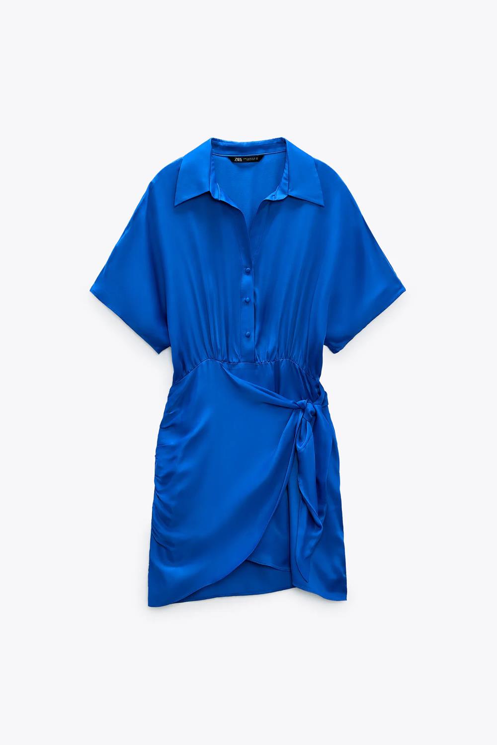 Vestido satinado cruzado azul eléctrico, de Zara