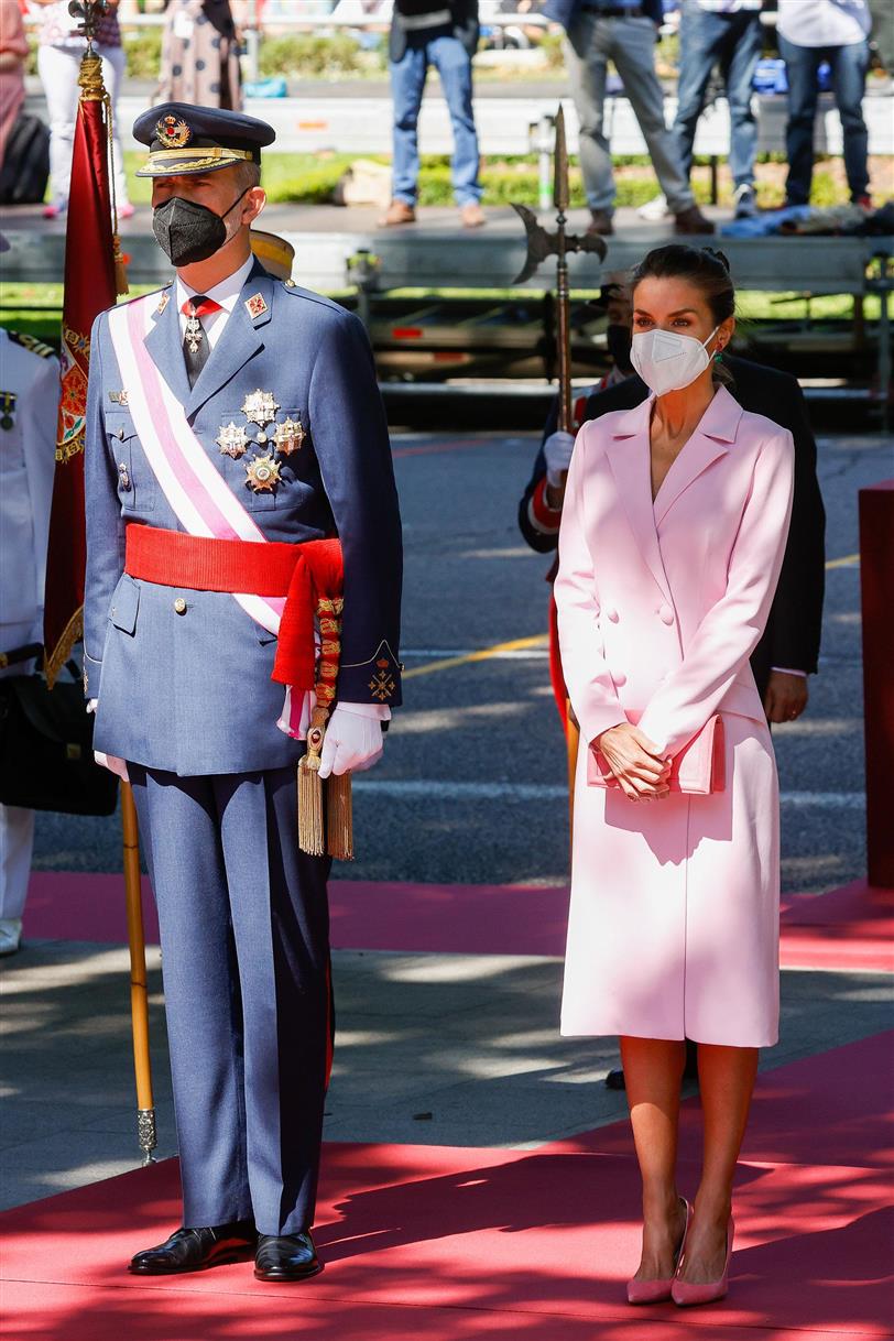 La reina Letizia, junto a Felipe VI, con vestido rosa en el Desfile de las Fuerzas Armadas de 2021