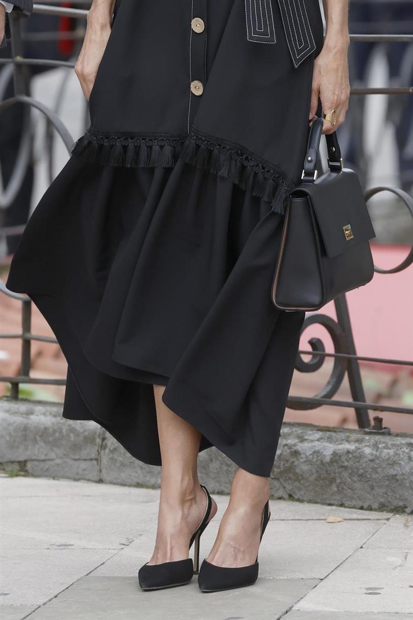 La reina Letizia, con vestido camisero inspira con un look de invitada negro