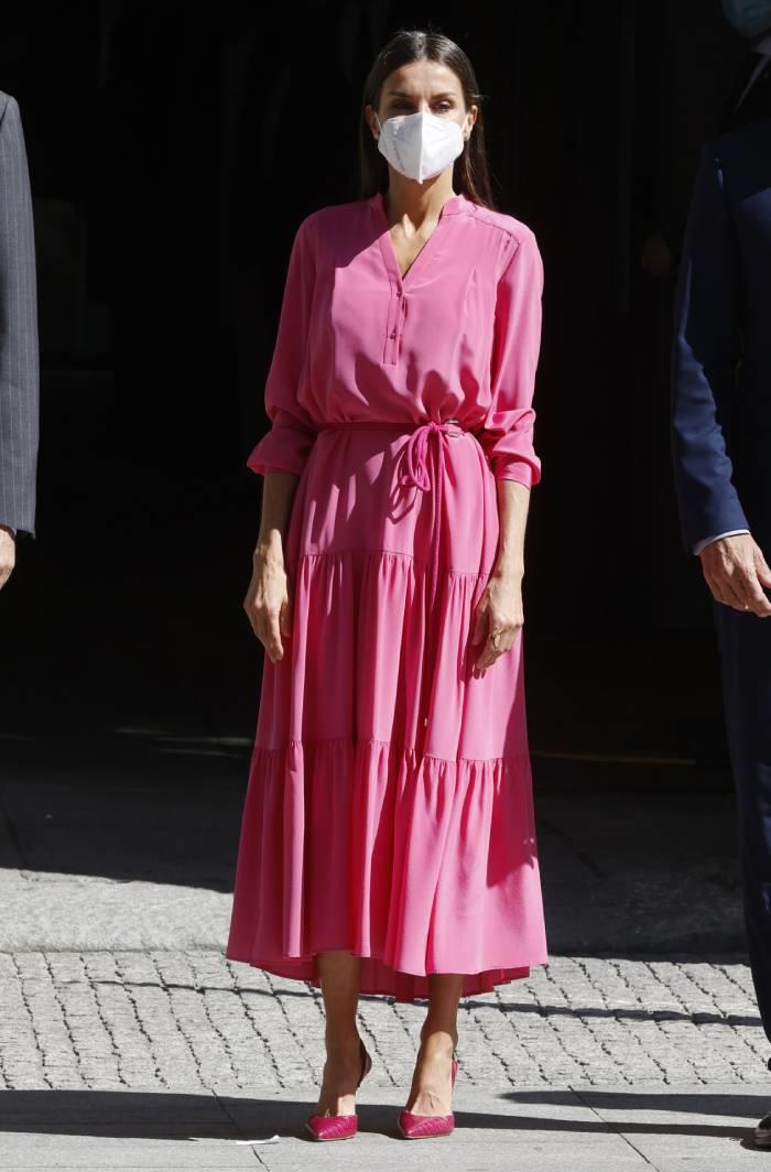 Letizia Ortiz on vestido rosa
