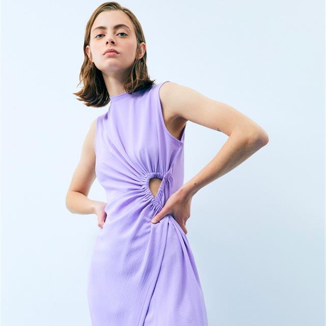 El vestido de invitada de Sfera que cuesta menos de 26 euros y que arrasa en ventas