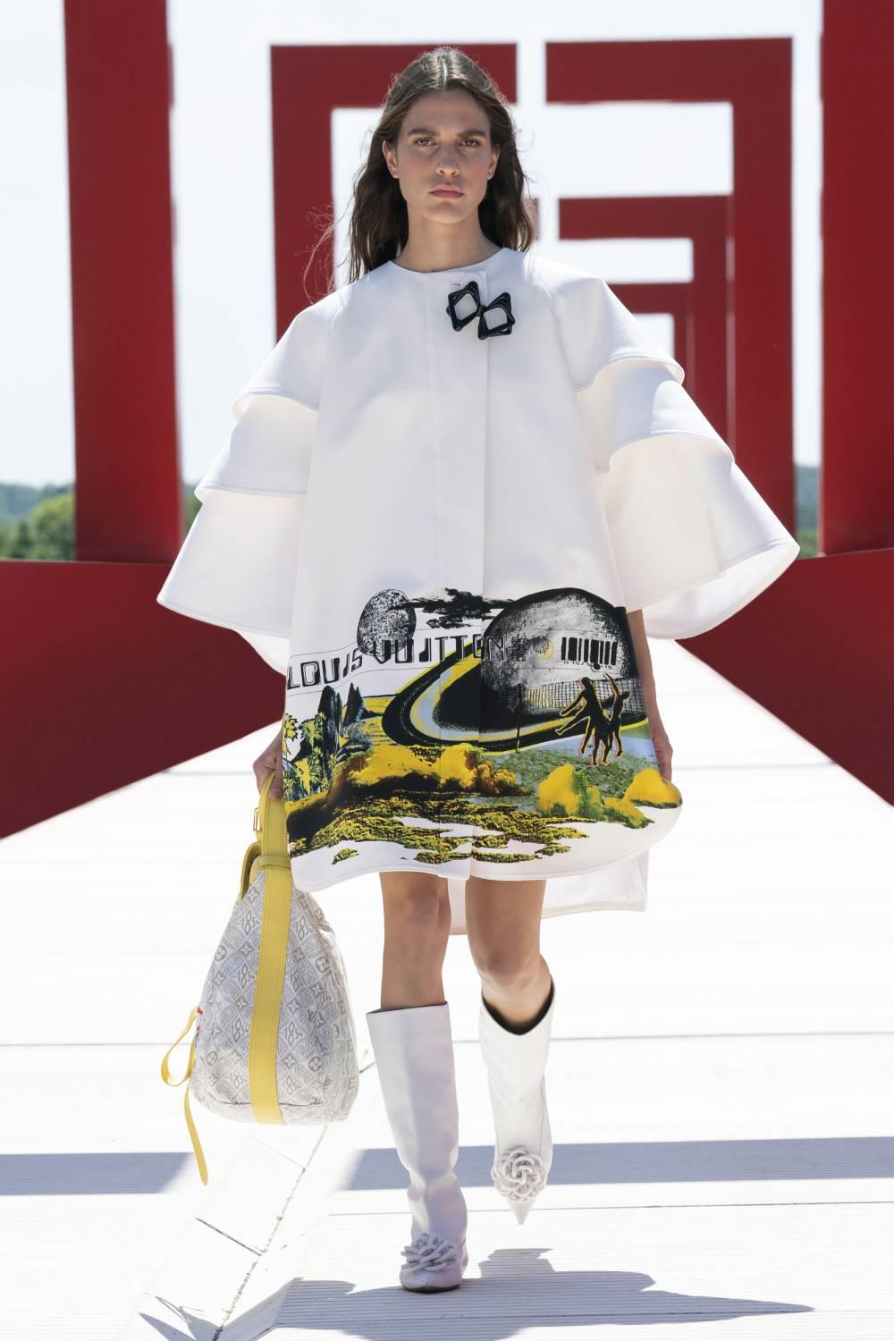 Louis Vuitton Colección Crucero 2022: Look con botas blancas