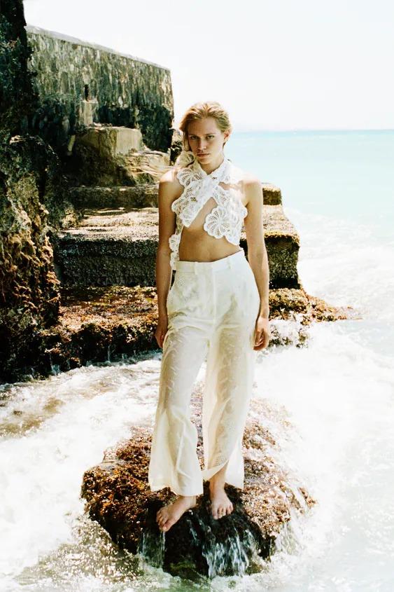 Este pantalón blanco de mujer de Zara es el más elegante del verano, fresquito y tiene efecto vientre plano