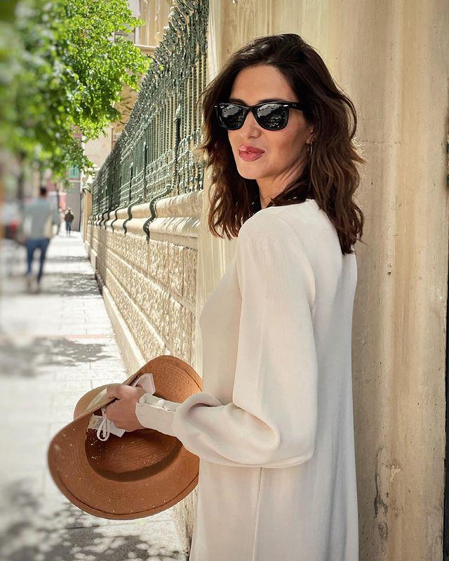 Sara Carbonero, en una de sus fotos de Instagram, con un vestido blanco