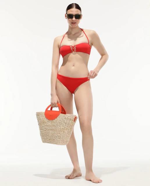 Bikini rojo con top bandeau, Énfasis