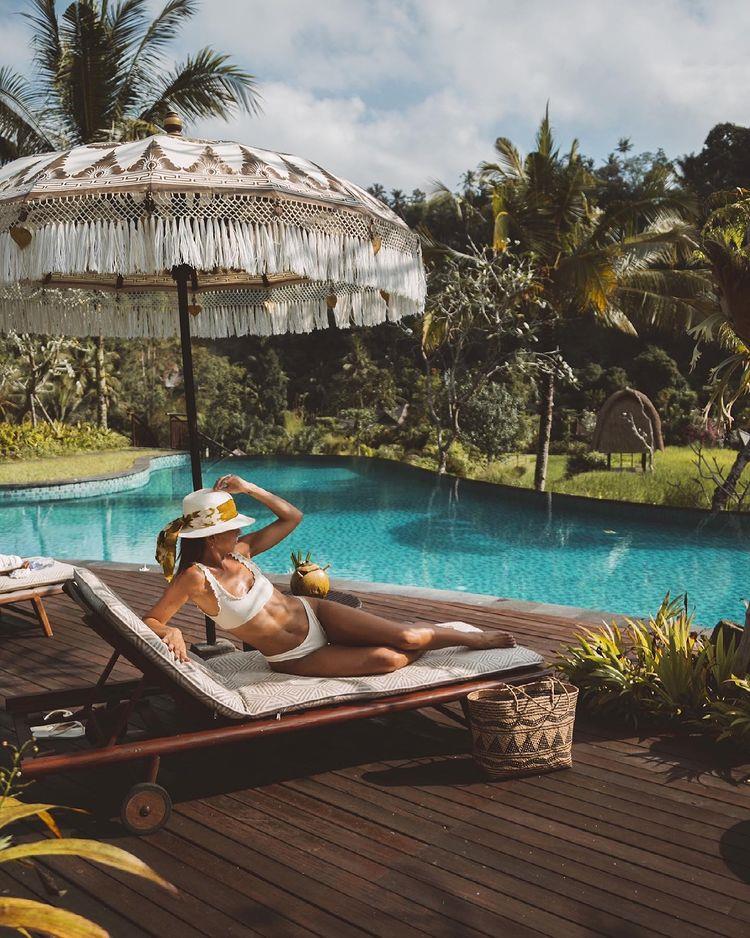 Alexandra Pereira con bikini blanco, en una de sus fotos de Instagram 