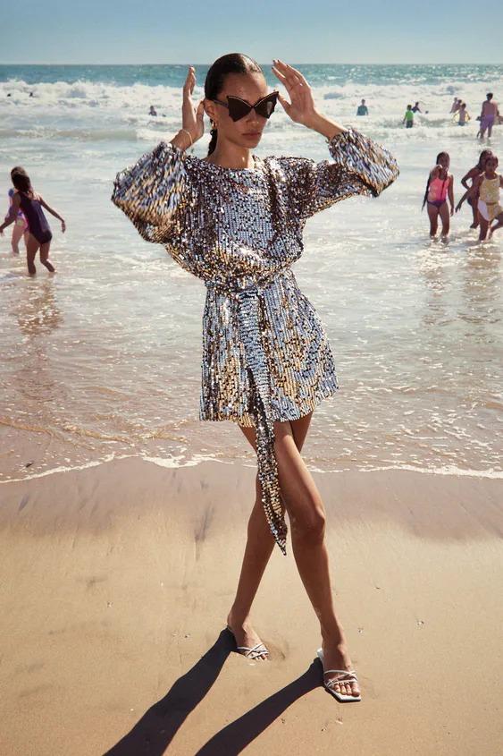 El vestido mini de lentejuelas de Zara que te llevarás a la playa