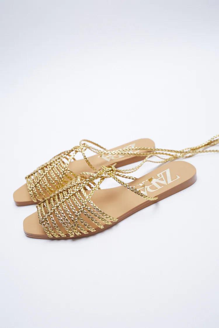 Sandalias doradas de Zara