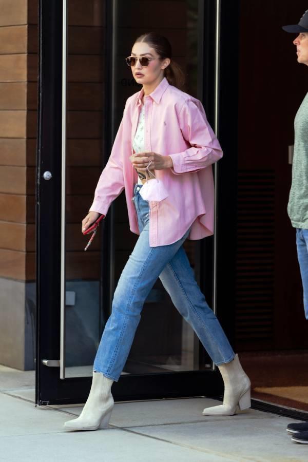 Gigi Hadid con jeans de H&M