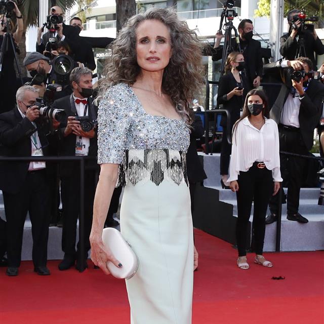 Andie MacDowell epata con su estilo (y su pelo gris) en la alfombra roja de Cannes 