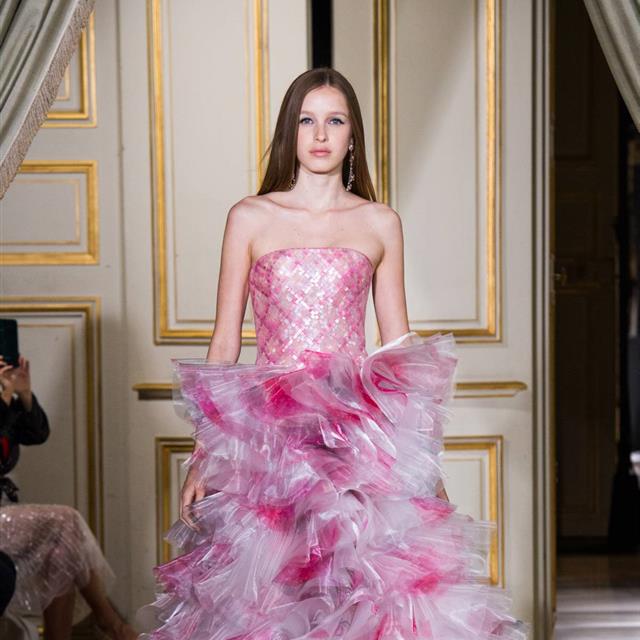Giorgio Armani Privé brilla con una colección elegante llena de vestidos y looks de ensueño