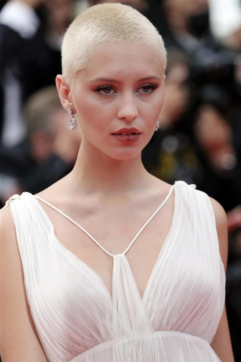 Iris Law sorprende en Cannes con el pelo rapado en rubio platino 