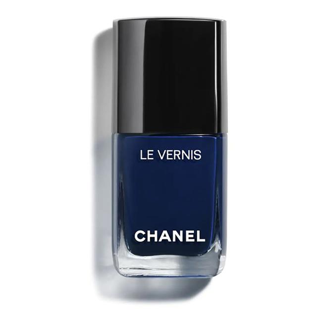 Esmalte de uñas azul marino, de Chanel