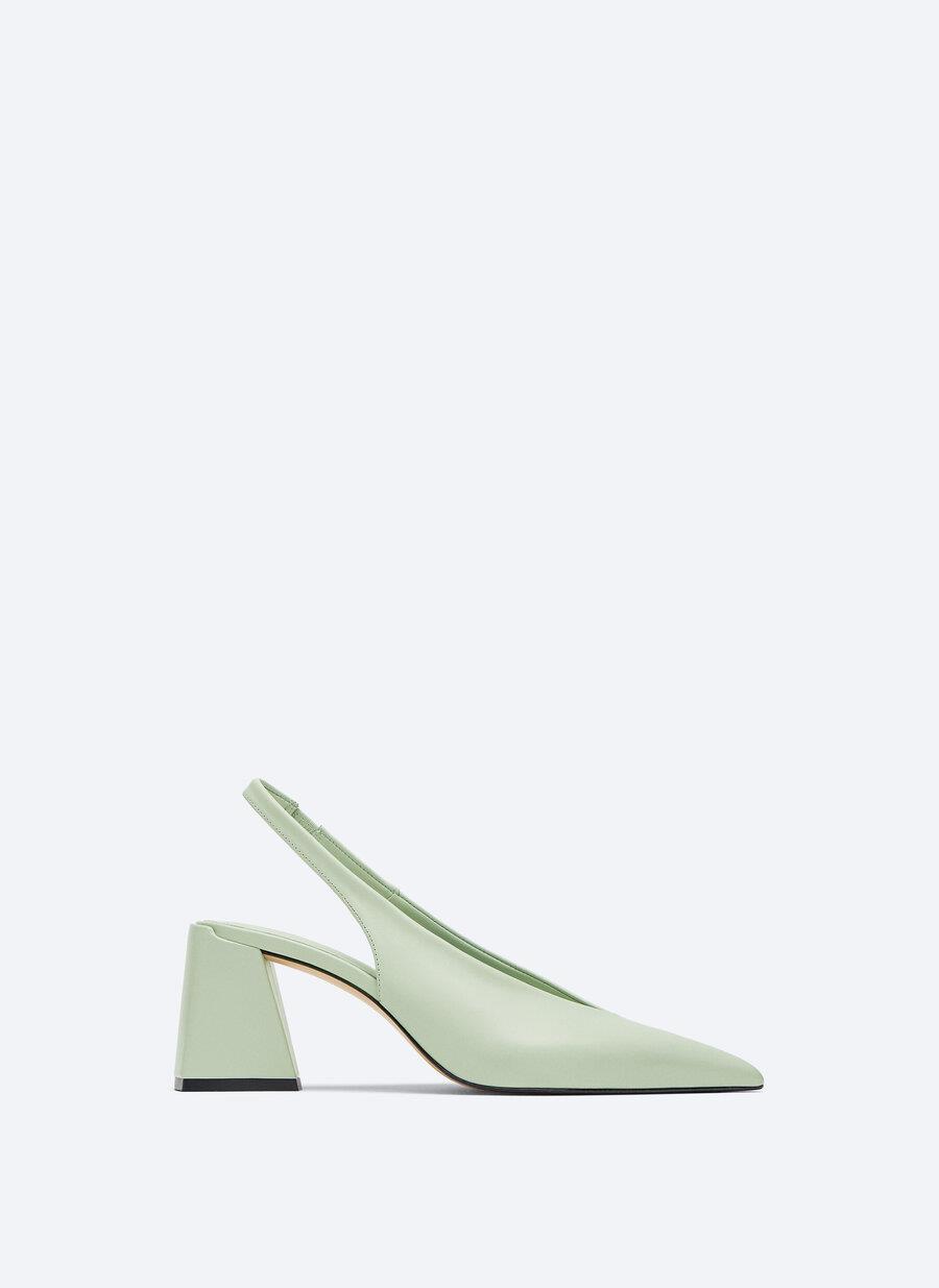 Zapatos de tacón cómodo en color verde menta, de Uterqüe