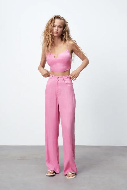 Pantalones rosas de tejido fluido de Zara