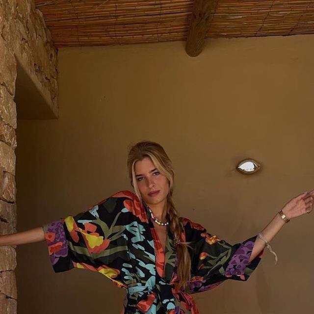 Los kimonos largos que lucen las "influencers" tienen los estampados más llamativos y originales para llevar este verano