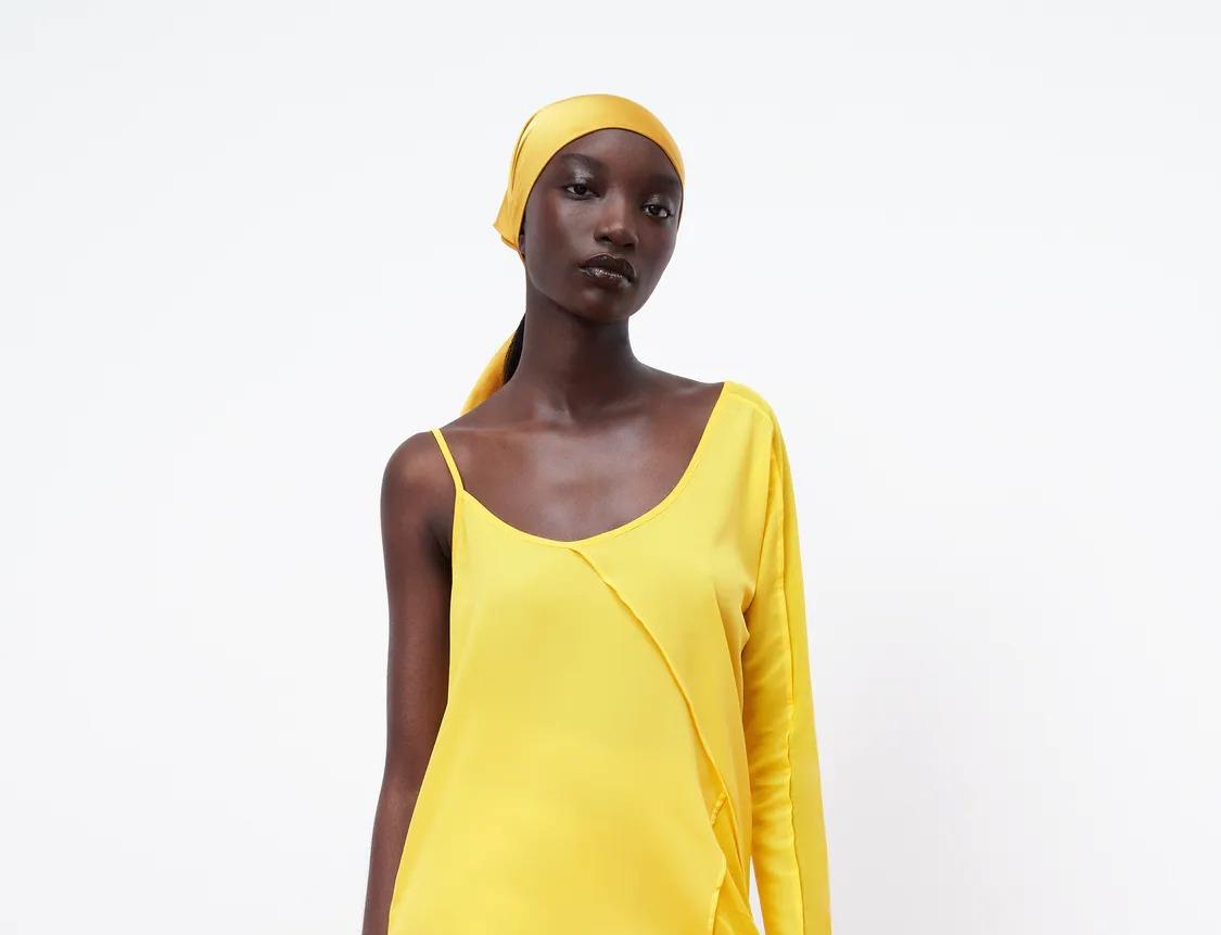 Vestido asimétrico de color amarillo rebajado en Zara