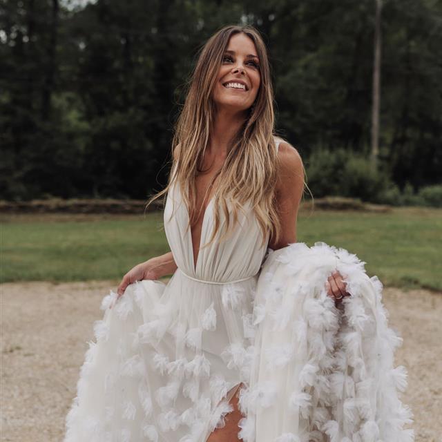 Este vestido de novia de Alicia Rueda, muy delicado y cuajado de flores, se ha hecho viral en Instagram y nos nos extraña porque es tan elegante como sensual