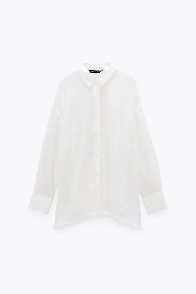 Camisa blanca fluida oversize, de Zara