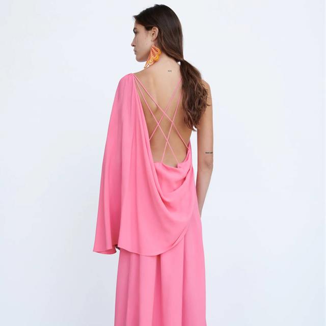 El vestido capa de Zara que la mismísima Gwyneth Paltrow llevaría a una alfombra roja y que tú querrás llevar a tu próximo evento