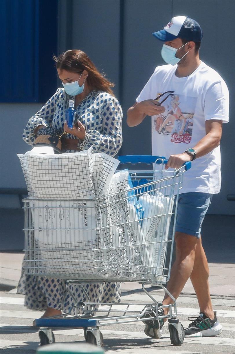 Paula Echevarría y Miguel Torres haciendo unas compras