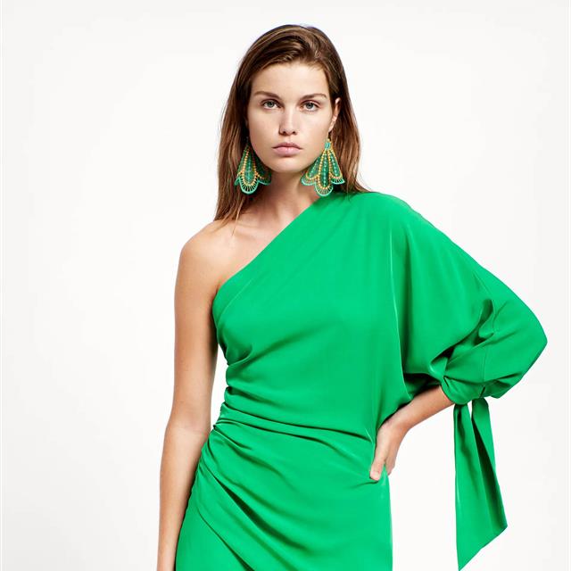 Estos 5 vestidos de invitada de Zara se venden con los pendientes incluidos (y se están agotando en la web)