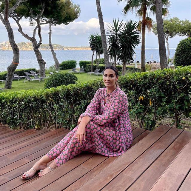 El combo de Vicky Martín Berrocal de sandalias planas de Zara rebajadas y kaftán es el más estiloso del verano 