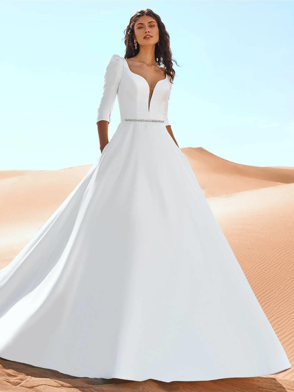 Vestido de novia a-line con escote corazón con manga de tres cuartos, Pronovias 2022