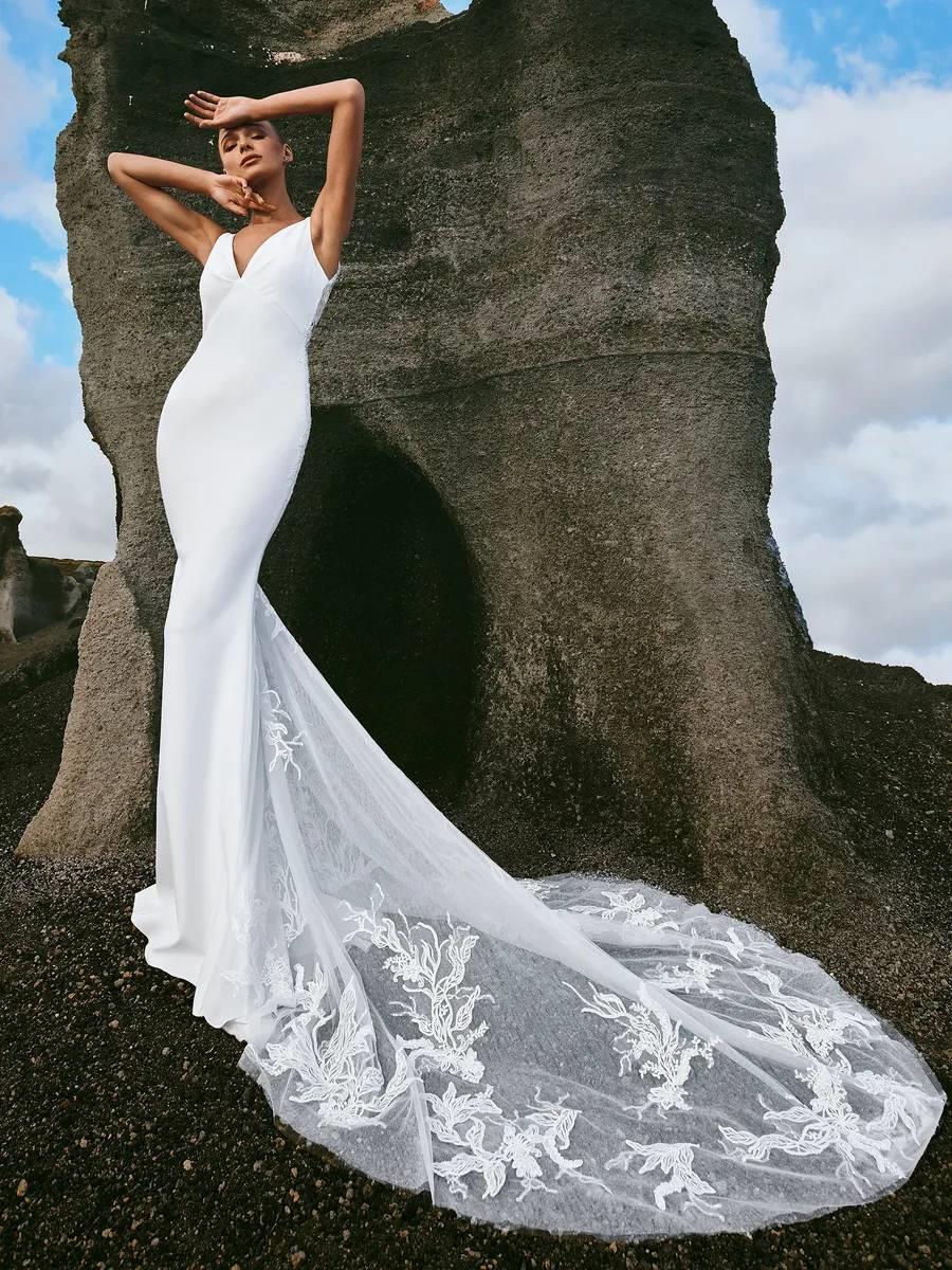 Vestido de novia sirena con escote de pico en crepe, Pronovias 2022