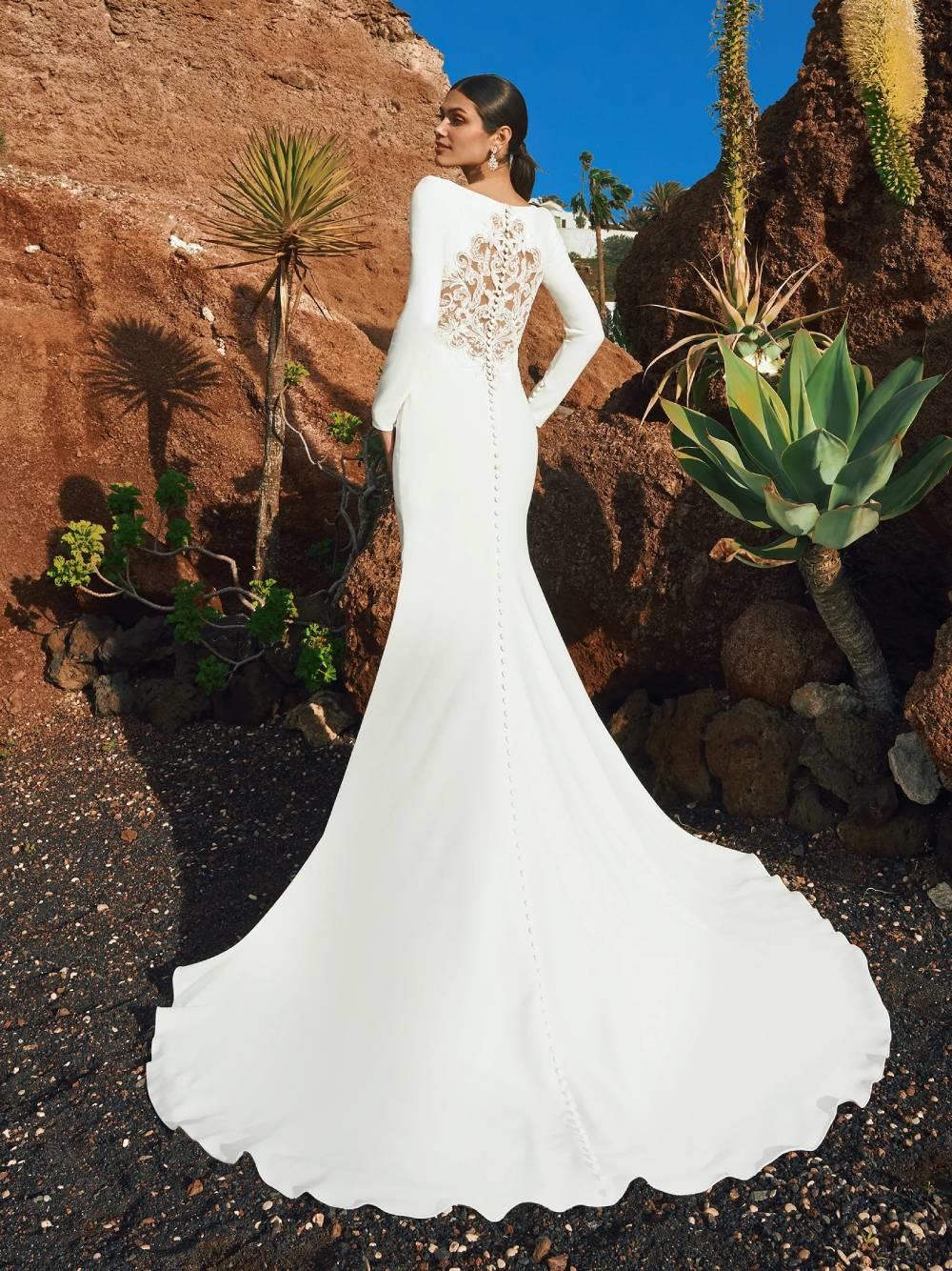 Vestido de novia sirena con manga larga en crepe y cuello barca, Pronovias 2022