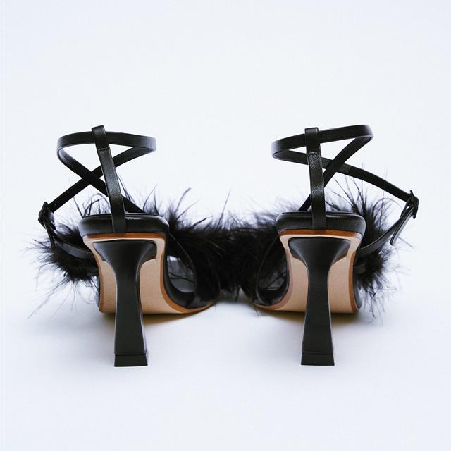 Los zapatos de tacón plumas de Zara con los que te sentirás vistiendo los icónicos Bottega Veneta 