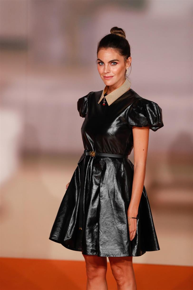 Amaia Salamanca con minivestido de cuero de Dior en el FesTVal de Vitoria