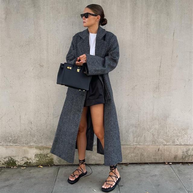Abrigo y sandalias planas, ¿te atreves con este look de moda de septiembre? 