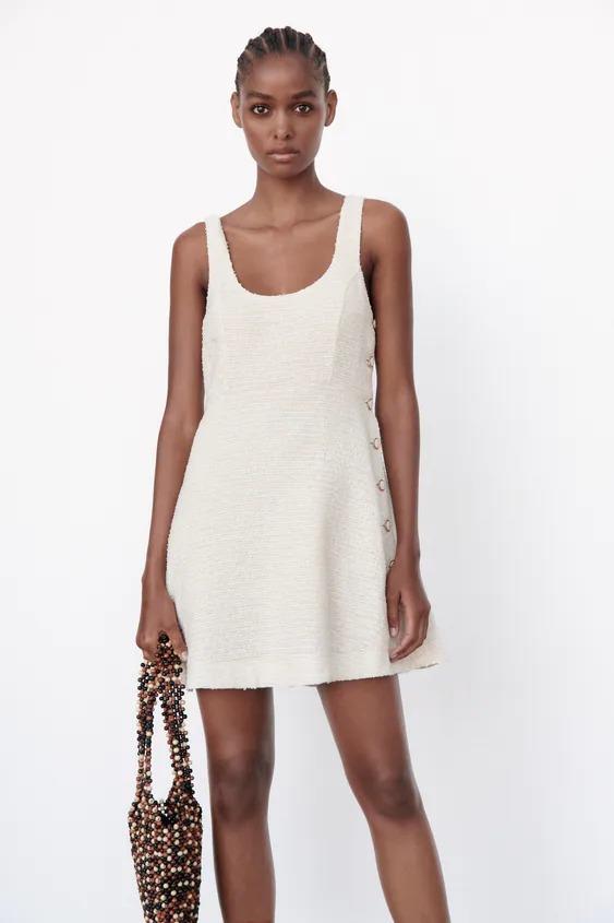 El vestido blanco corto de Zara que mejor queda con zapatillas