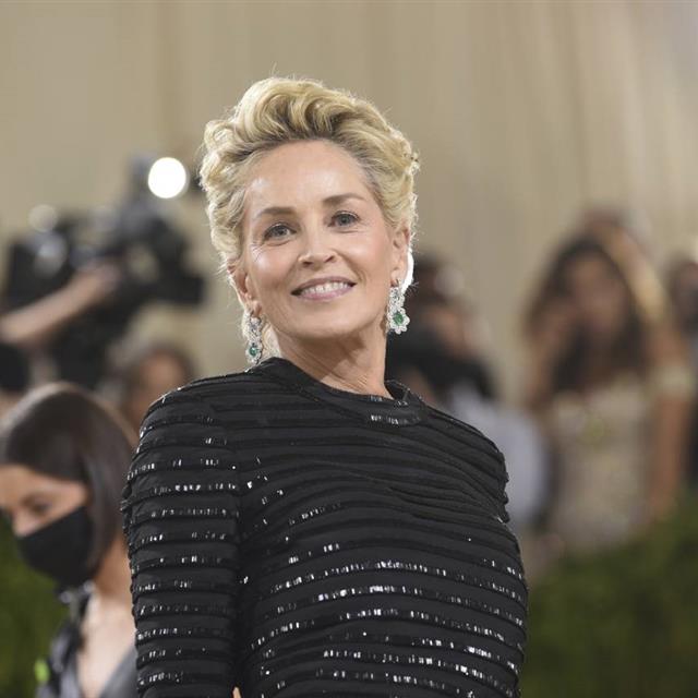 Las mujeres maduras con pelo corto van a copiar el peinado 'efecto lifting' de Sharon Stone en la Gala Met 2021