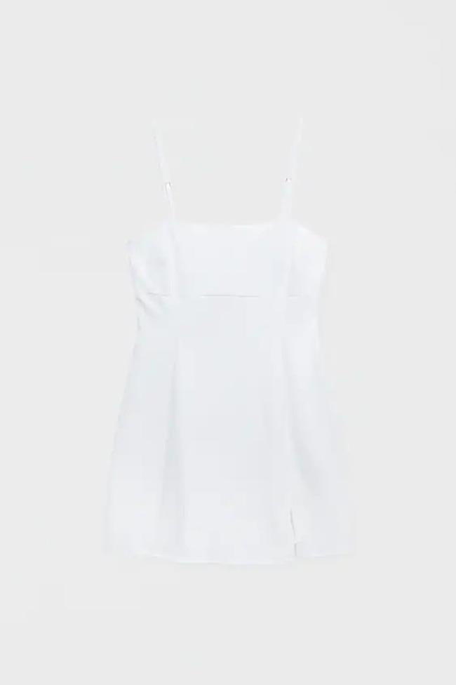 Vestido corto blanco con abertura, de Pull & Bear
