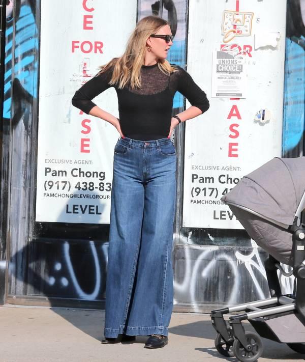 Karlie Kloss con jeans anchos