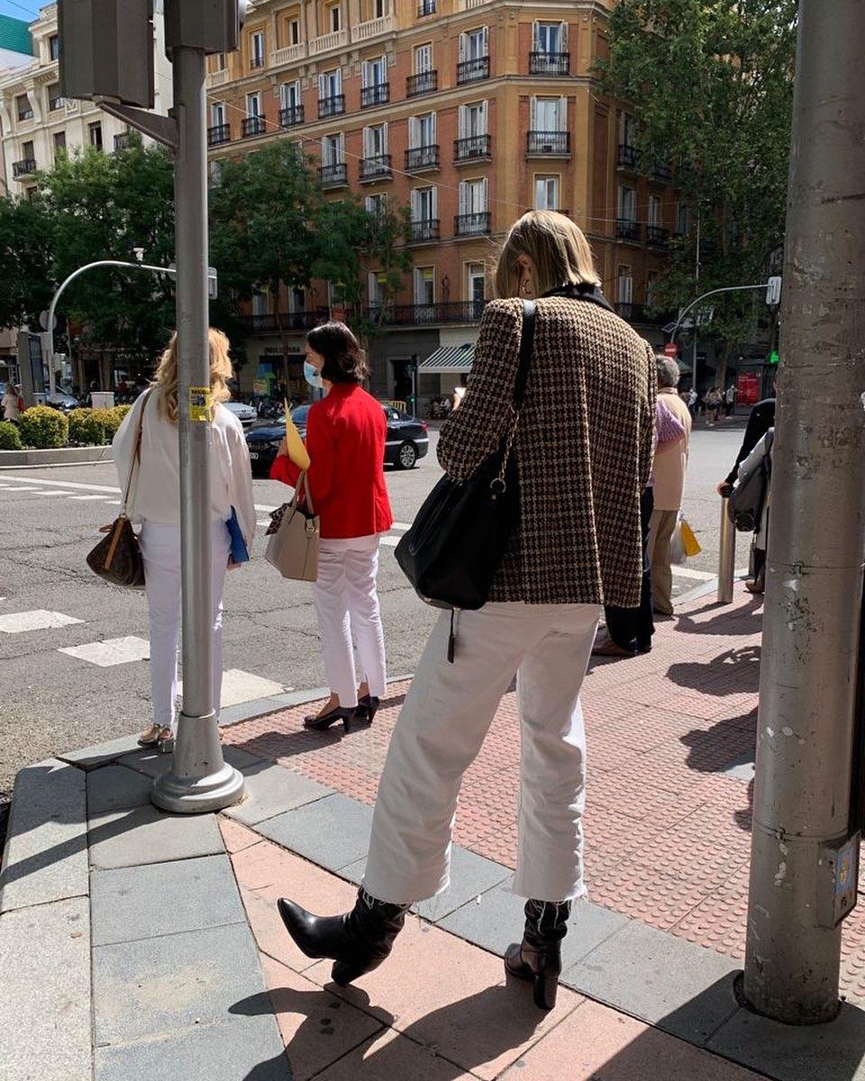 Los pantalones blancos de mujer que llevan todas las madrileñas