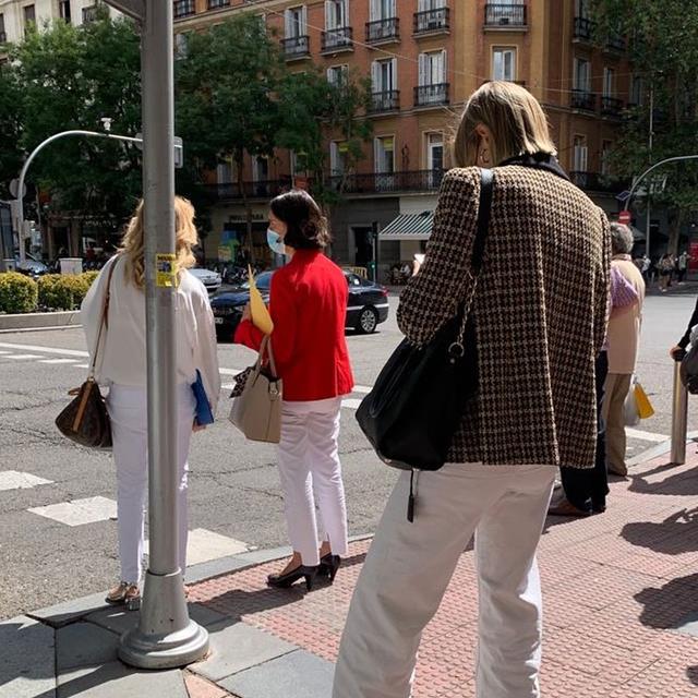 Estos son los pantalones blancos de mujer que llevan las madrileñas que mejor visten con zapatos planos