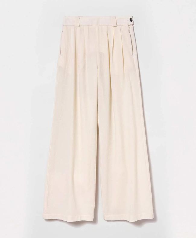 Pantalones anchos blancos en color crema, de Momonì