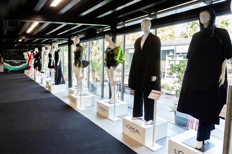 Exposición de moda sostenible organizada por L'Oréal Paris en la MBFWMadrid